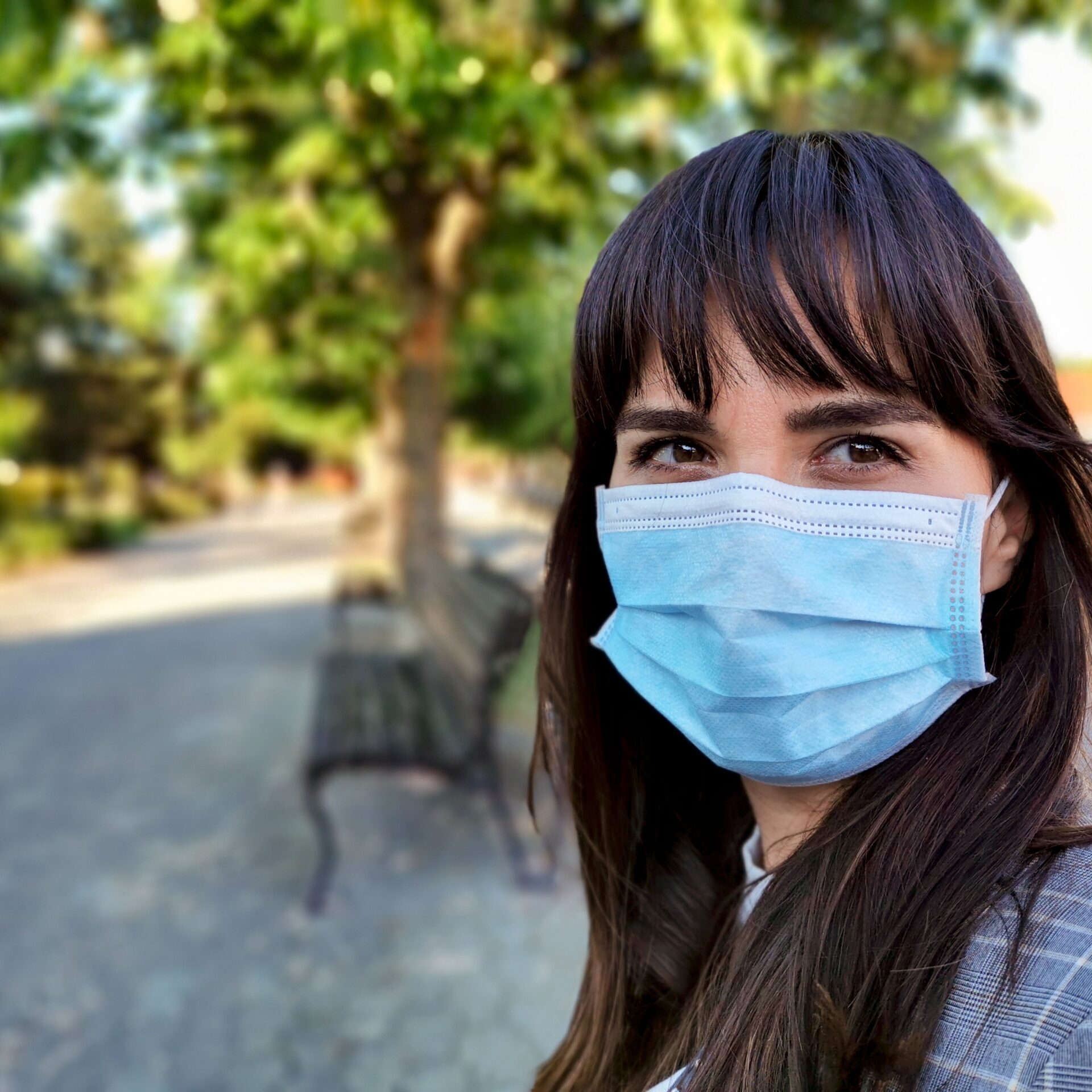 young-woman-wearing-a-face-mask-covid-corona-city-DRL5R9T